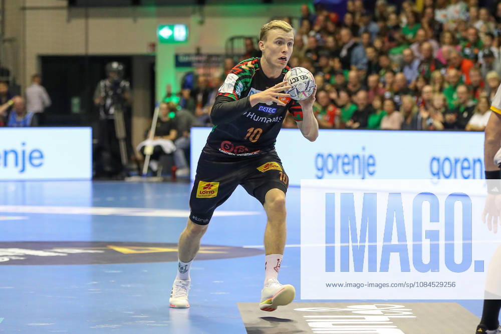 Handball EHF Champions League SC Magdeburg - Industria Kielce v.l. Gisli Thorgeir Kristjansson (Magdeburg, 10) am Ball, plays the ball Magdeburg