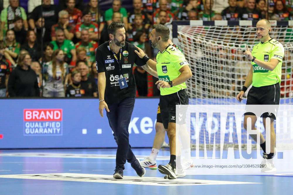 Handball EHF Champions League SC Magdeburg - Industria Kielce v.l. Bennet Wiegert (Magdeburg, Trainer) diskutiert mit Schiedsrichter, Schiri, referee Magdeburg