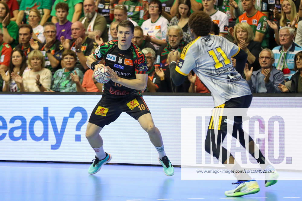 Handball EHF Champions League SC Magdeburg - Industria Kielce v.l. Elvar Oern Jonsson (Magdeburg, 19) am Ball, plays the ball Magdeburg