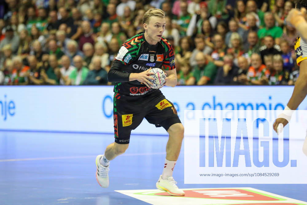 Handball EHF Champions League SC Magdeburg - Industria Kielce v.l. Gisli Thorgeir Kristjansson (Magdeburg, 10) am Ball, plays the ball Magdeburg