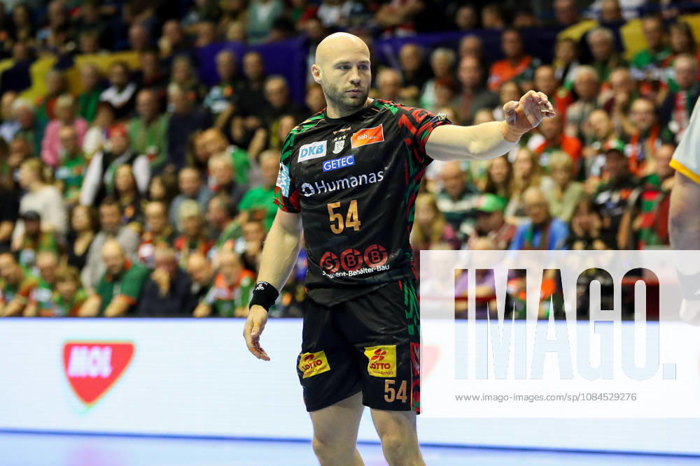 Handball EHF Champions League SC Magdeburg - Industria Kielce v.l. Oscar Bergendahl (Magdeburg, 54) gibt Anweisungen, gestikuliert mit den Armen, gesticulate, gives instructions Magdeburg