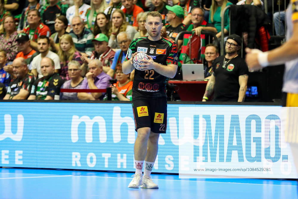 Handball EHF Champions League SC Magdeburg - Industria Kielce v.l. Lukas Mertens (Magdeburg, 22) am Ball, plays the ball Magdeburg