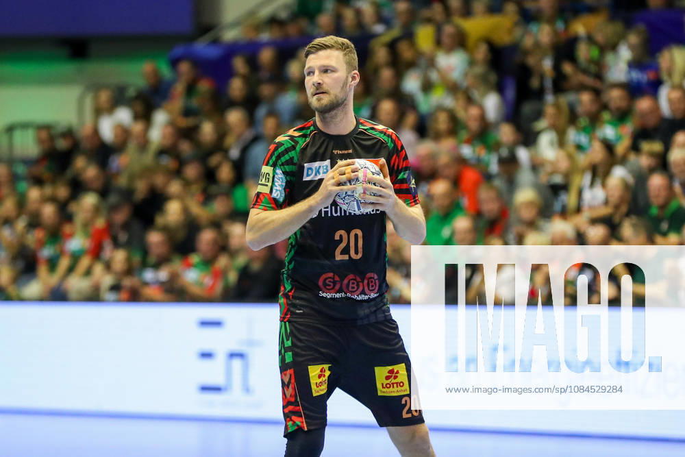 Handball EHF Champions League SC Magdeburg - Industria Kielce v.l. Philipp Weber (Magdeburg, 20) am Ball, plays the ball Magdeburg