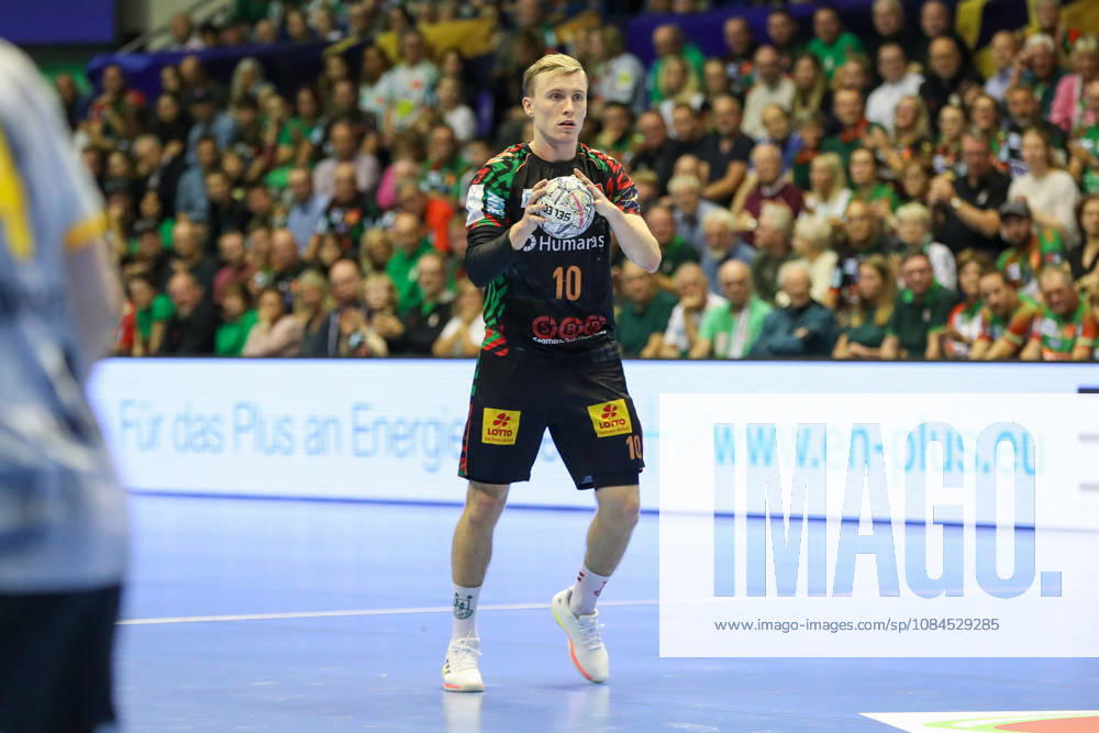 Handball EHF Champions League SC Magdeburg - Industria Kielce v.l. Gisli Thorgeir Kristjansson (Magdeburg, 10) am Ball, plays the ball Magdeburg