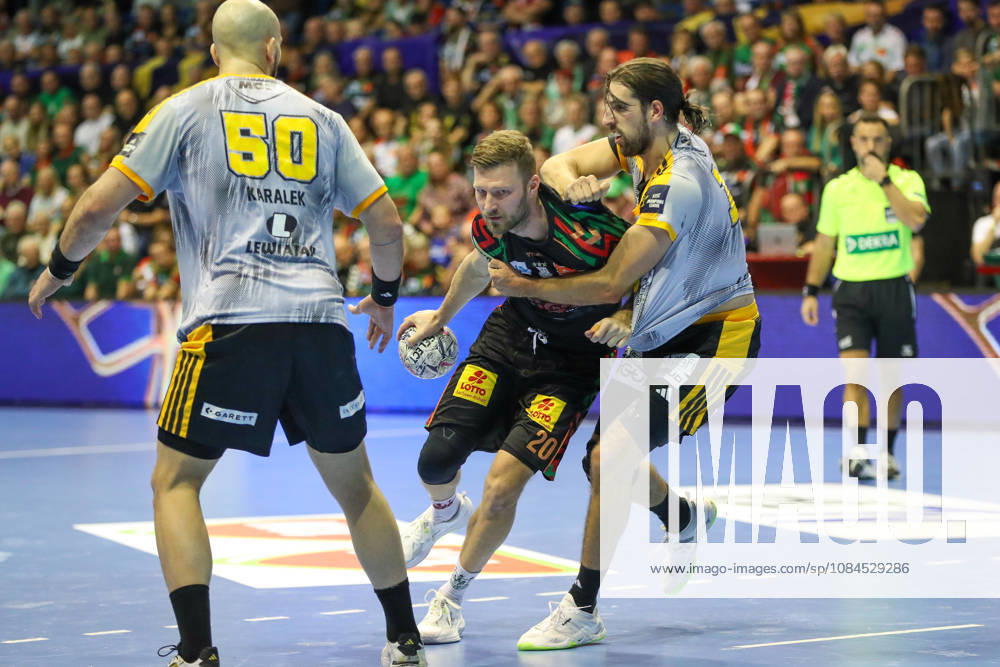 Handball EHF Champions League SC Magdeburg - Industria Kielce v.l. Philipp Weber (Magdeburg, 20), Julien Bos (Kielce, 13) Zweikampf, Duell, Kampf, tackle Magdeburg