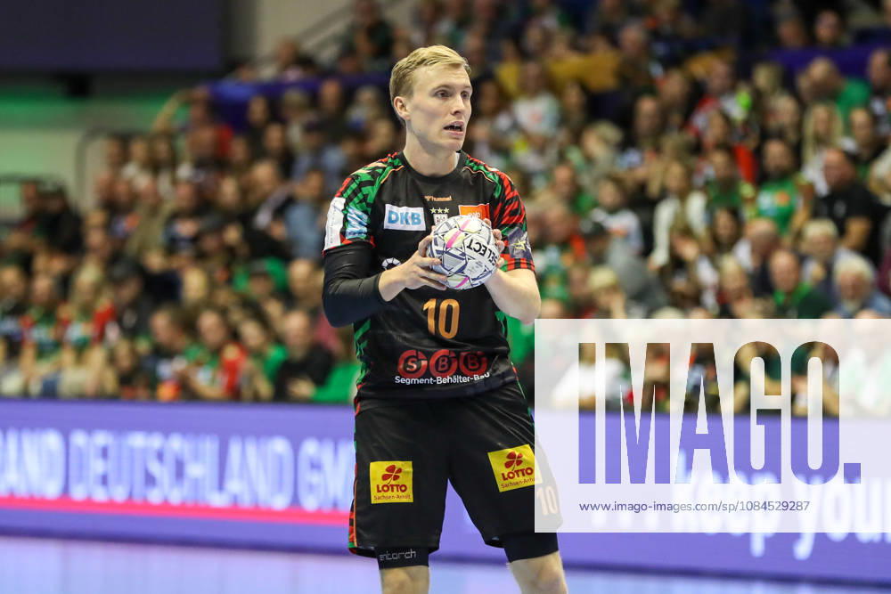 Handball EHF Champions League SC Magdeburg - Industria Kielce v.l. Gisli Thorgeir Kristjansson (Magdeburg, 10) am Ball, plays the ball Magdeburg