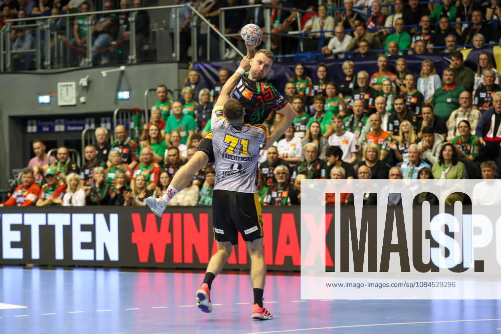 Handball EHF Champions League SC Magdeburg - Industria Kielce v.l. Lukas Mertens (Magdeburg, 22), Kiryl Rabchynski (Kielce, 71) Zweikampf, Duell, Kampf, tackle Magdeburg