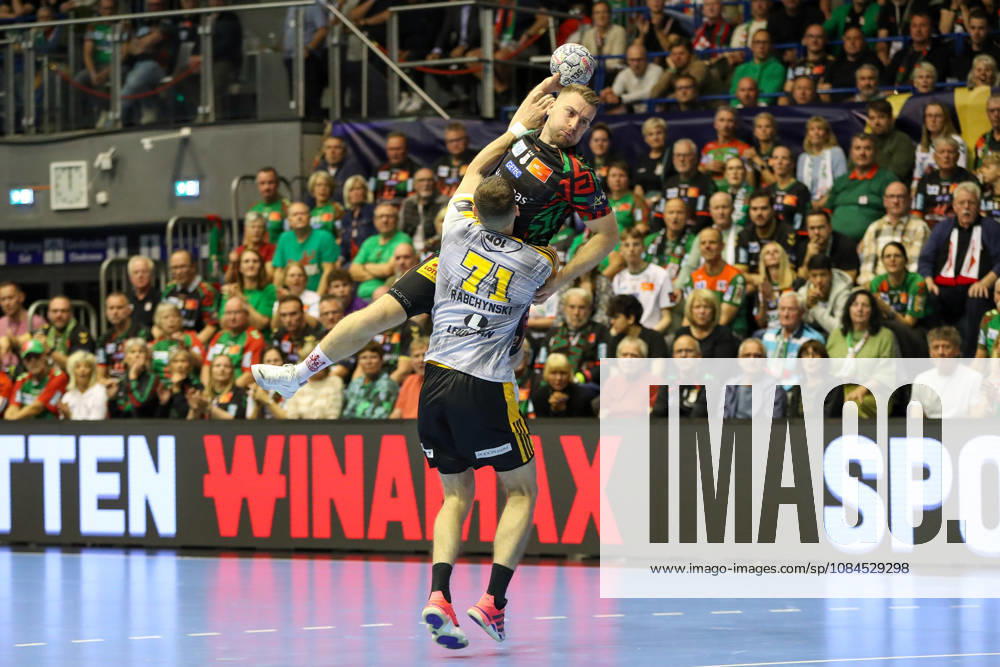 Handball EHF Champions League SC Magdeburg - Industria Kielce v.l. Lukas Mertens (Magdeburg, 22), Kiryl Rabchynski (Kielce, 71) Zweikampf, Duell, Kampf, tackle Magdeburg