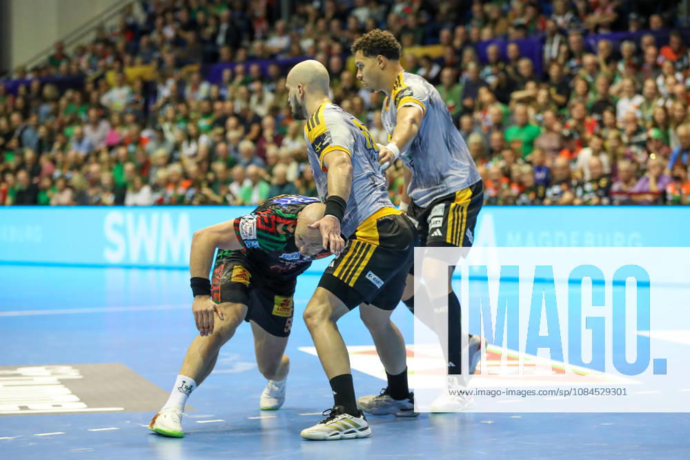 Handball EHF Champions League SC Magdeburg - Industria Kielce v.l. Oscar Bergendahl (Magdeburg, 54), Artsem Karalek (Kielce, 50), Theo Monar (Kielce, 97) Zweikampf, Duell, Kampf, tackle Magdeburg