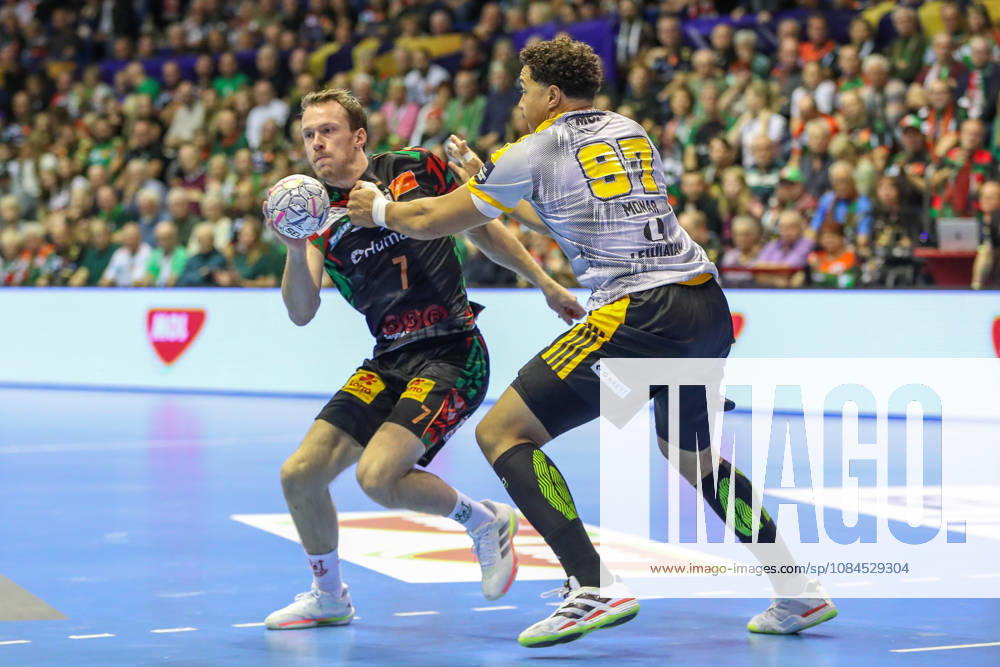 Handball EHF Champions League SC Magdeburg - Industria Kielce v.l. Felix Claar (Magdeburg, 7), Theo Monar (Kielce, 97) Zweikampf, Duell, Kampf, tackle Magdeburg