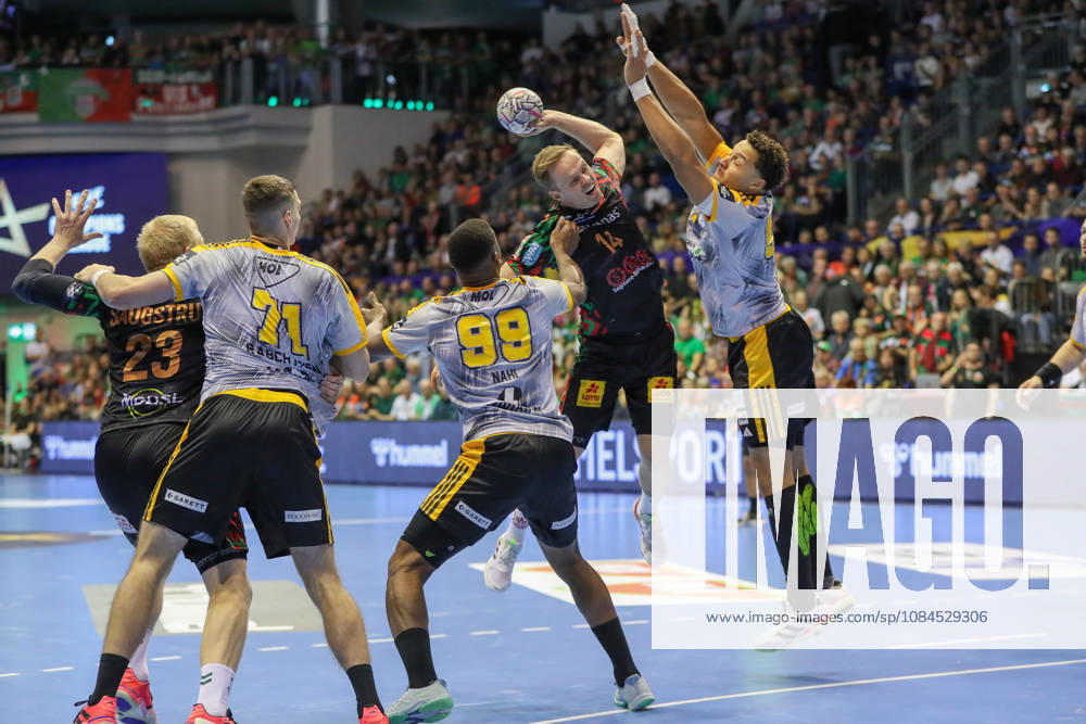Handball EHF Champions League SC Magdeburg - Industria Kielce v.l. Magnus Saugstrup (Magdeburg, 23), Kiryl Rabchynski (Kielce, 71), Dylan Nahi (Kielce, 99), Omar Ingi Magnusson (Magdeburg, 14), Theo Monar (Kielce, 97) Zweikampf, Duell, Kampf, tackle Magdeburg