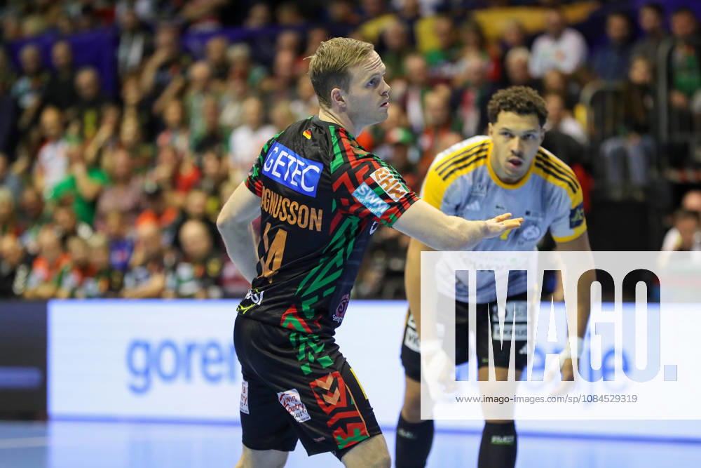 Handball EHF Champions League SC Magdeburg - Industria Kielce v.l. Omar Ingi Magnusson (Magdeburg, 14) beim Siebenmeter Magdeburg
