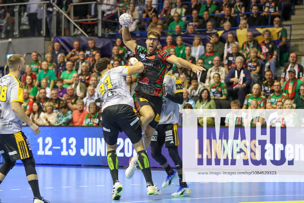 Handball EHF Champions League SC Magdeburg - Industria Kielce v.l. Antonio Serradilla (Magdeburg, 15) wirft Tor, Torschuetze, erzielt Tor, Treffer, scores the goal Magdeburg