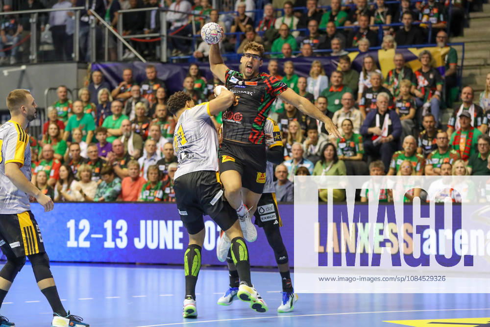 Handball EHF Champions League SC Magdeburg - Industria Kielce v.l. Antonio Serradilla (Magdeburg, 15) wirft Tor, Torschuetze, erzielt Tor, Treffer, scores the goal Magdeburg