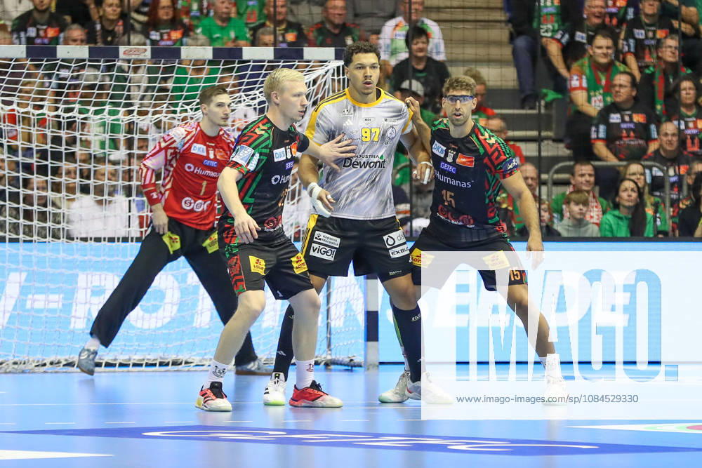 Handball EHF Champions League SC Magdeburg - Industria Kielce v.l. Magnus Saugstrup (Magdeburg, 23), Theo Monar (Kielce, 97), Antonio Serradilla (Magdeburg, 15) Zweikampf, Duell, Kampf, tackle Magdeburg