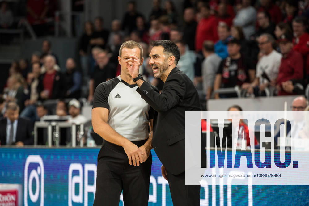 Bamberg, Deutschland 14. Oktober 2026: Basketball Champions League - 2026 2027 - Gruppenphase - Gruppe D - 2. Spieltag - Bamberg Baskets gegen UCAM Murcia Im Bild: Trainer Jesus Ramirez (Bamberg) gestikuliert mit dem Schiedsrichter nach seinen Spielentscheidungen dadurch kassiert er sein zweites Technisches Faul und muss die Halle verlassen Brose Arena Bayern