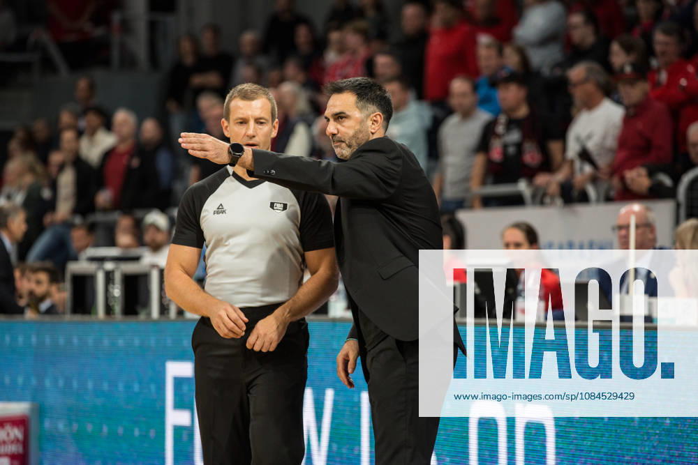 Bamberg, Deutschland 14. Oktober 2026: Basketball Champions League - 2026 2027 - Gruppenphase - Gruppe D - 2. Spieltag - Bamberg Baskets gegen UCAM Murcia Im Bild: Trainer Jesus Ramirez (Bamberg) gestikuliert mit dem Schiedsrichter nach seinen Spielentscheidungen dadurch kassiert er sein zweites Technisches Faul und muss die Halle verlassen Brose Arena Bayern
