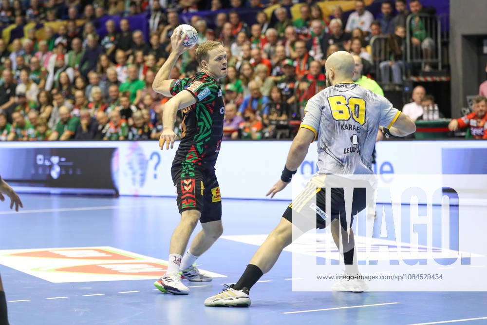 Handball EHF Champions League SC Magdeburg - Industria Kielce v.l. Omar Ingi Magnusson (Magdeburg, 14), Artsem Karalek (Kielce, 50) Zweikampf, Duell, Kampf, tackle Magdeburg