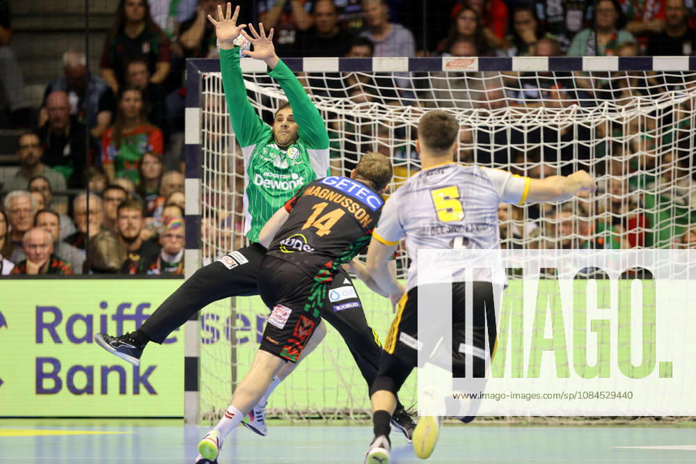 Handball Champions Legaue, SC Magdeburg - Industria Kielce, v.l. Dejan Milosavljev (Kielce, 96) , Omar Ingi Magnusson (Magdeburg, 14) Parade, haelt den Ball, faengt den Ball, pariert Magdeburg