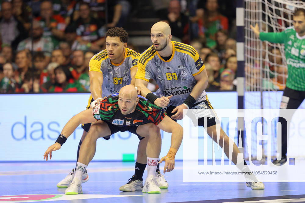Handball Champions Legaue, SC Magdeburg - Industria Kielce, v.l. Theo Monar (Kielce, 97), Oscar Bergendahl (Magdeburg, 54), Artsem Karalek (Kielce, 50) Zweikampf, Duell, Kampf, tackle Magdeburg