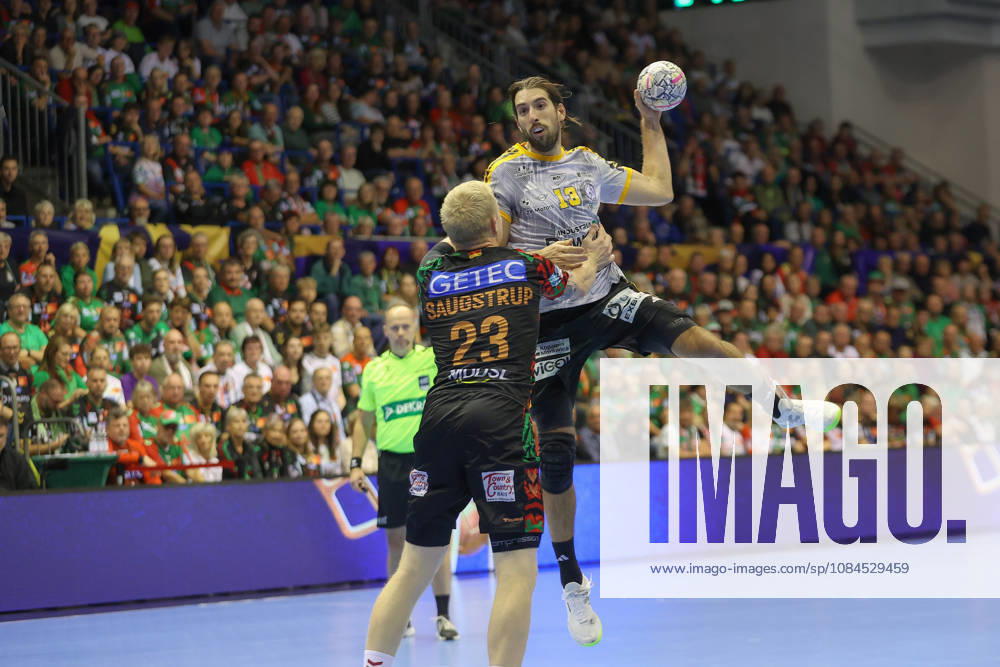 Handball Champions Legaue, SC Magdeburg - Industria Kielce, v.l. Magnus Saugstrup (Magdeburg, 23), Julien Bos (Kielce, 13) Zweikampf, Duell, Kampf, tackle Magdeburg