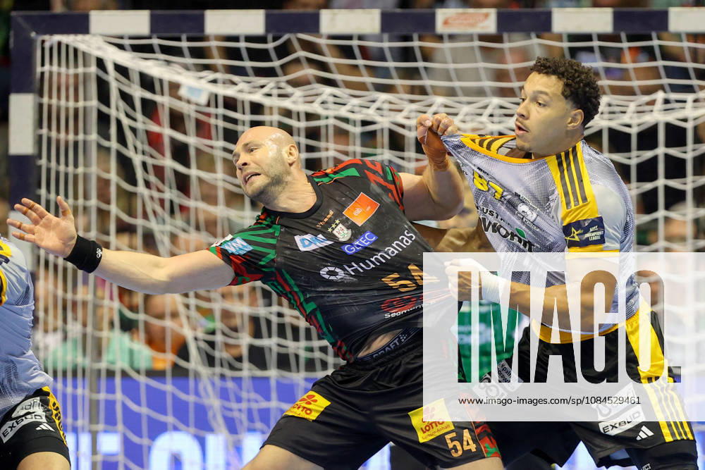 Handball Champions Legaue, SC Magdeburg - Industria Kielce, v.l. Oscar Bergendahl (Magdeburg, 54), Theo Monar (Kielce, 97) Zweikampf, Duell, Kampf, tackle Magdeburg