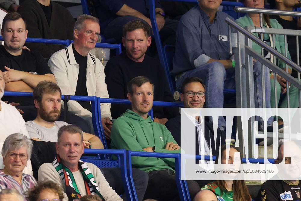Handball Champions Legaue, SC Magdeburg - Industria Kielce, v.l. 1 FC Magdeburg um Trainer Petrik Sander, Peer Jaekel, Matthias Tischer, Pascal Ibold Magdeburg