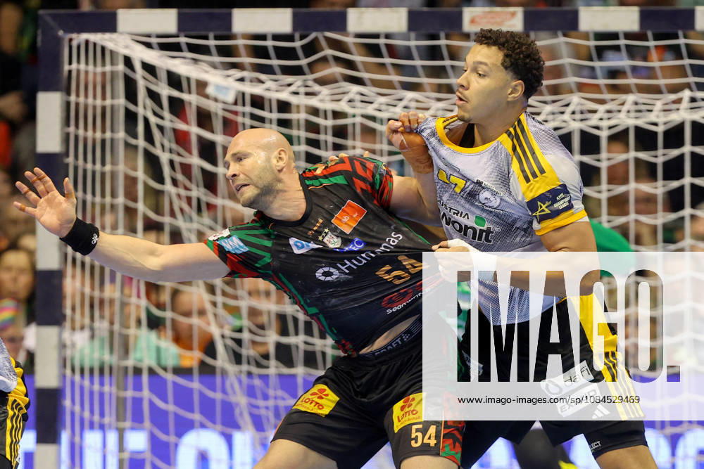 Handball Champions Legaue, SC Magdeburg - Industria Kielce, v.l. Oscar Bergendahl (Magdeburg, 54), Theo Monar (Kielce, 97) Zweikampf, Duell, Kampf, tackle Magdeburg