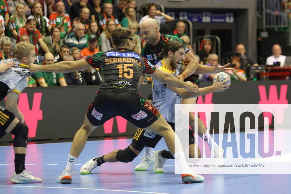 Handball Champions Legaue, SC Magdeburg - Industria Kielce, v.l. Antonio Serradilla Cuenca (Magdeburg, 15), Magnus Saugstrup (Magdeburg, 23), Julien Bos (Kielce, 13) Zweikampf, Duell, Kampf, tackle Magdeburg