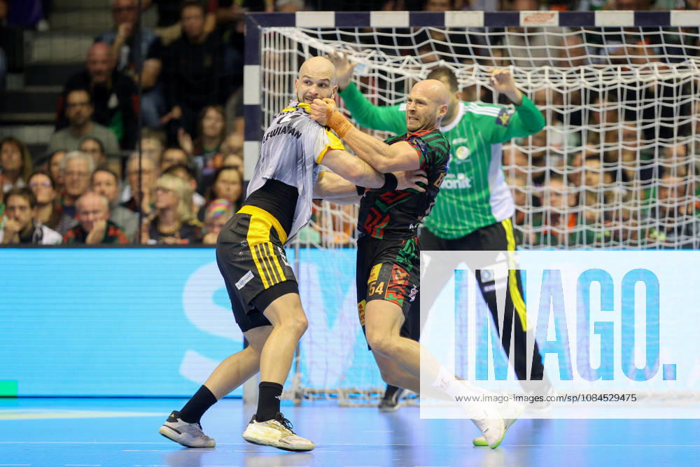 Handball Champions Legaue, SC Magdeburg - Industria Kielce, v.l. Artsem Karalek (Kielce, 50), Oscar Bergendahl (Magdeburg, 54) Zweikampf, Duell, Kampf, tackle Magdeburg