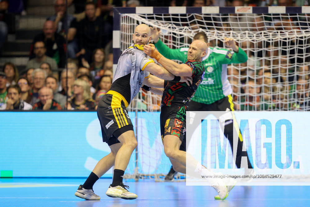 Handball Champions Legaue, SC Magdeburg - Industria Kielce, v.l. Artsem Karalek (Kielce, 50), Oscar Bergendahl (Magdeburg, 54) Zweikampf, Duell, Kampf, tackle Magdeburg