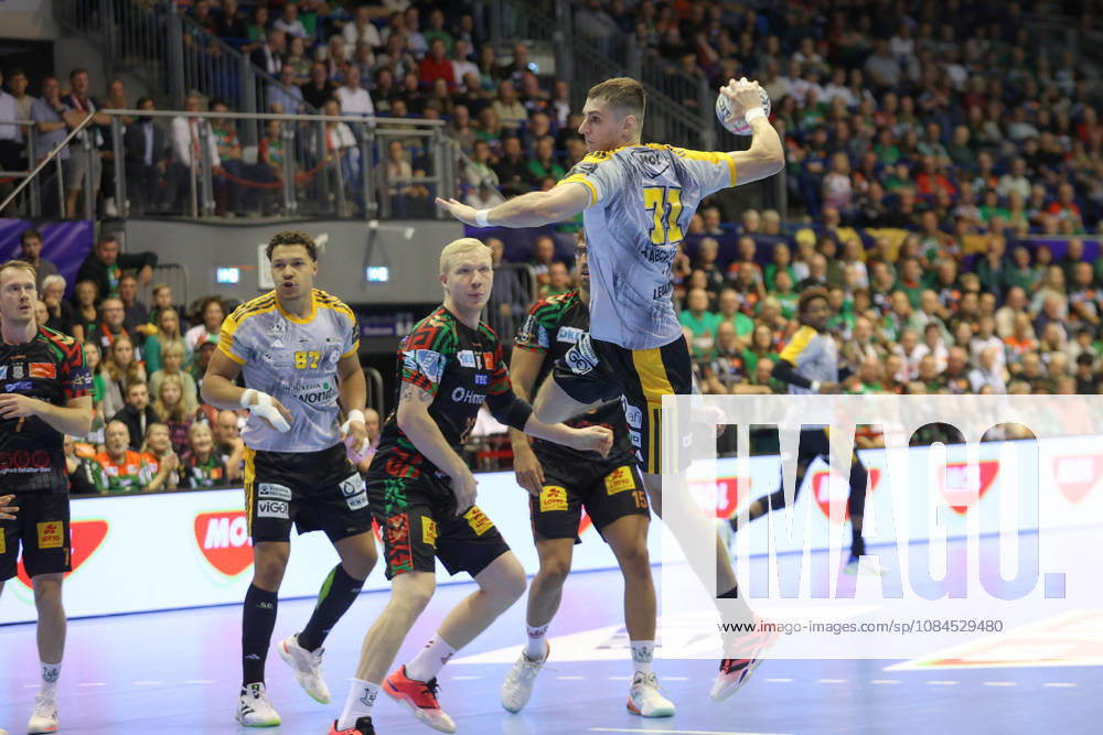 Handball Champions Legaue, SC Magdeburg - Industria Kielce, v.l. Kiryl Rabchynski (Kielce, 71) wirft Tor, Torschuetze, erzielt Tor, Treffer, scores the goal Magdeburg