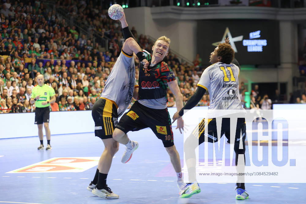 Handball Champions Legaue, SC Magdeburg - Industria Kielce, v.l. Gisli Thorgeir Kristjansson (Magdeburg, 10) Zweikampf, Duell, Kampf, tackle Magdeburg