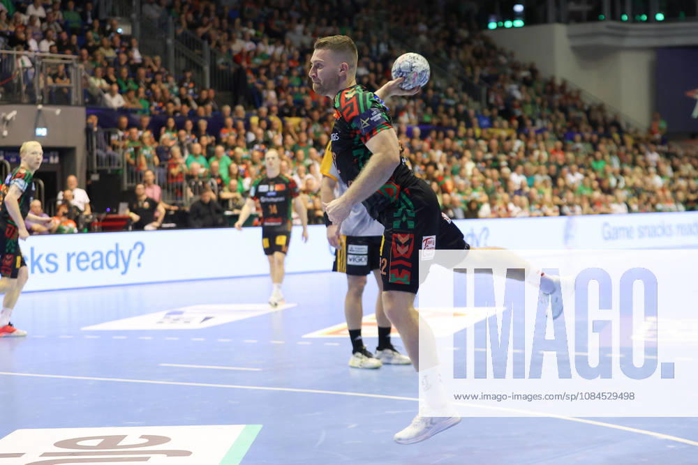 Handball Champions Legaue, SC Magdeburg - Industria Kielce, v.l. Lukas Mertens (Magdeburg, 22) wirft Tor, Torschuetze, erzielt Tor, Treffer, scores the goal Magdeburg