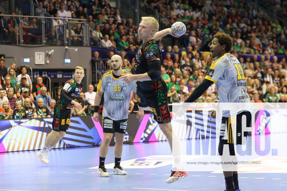 Handball Champions Legaue, SC Magdeburg - Industria Kielce, v.l. Magnus Saugstrup (Magdeburg, 23) wirft Tor, Torschuetze, erzielt Tor, Treffer, scores the goal Magdeburg