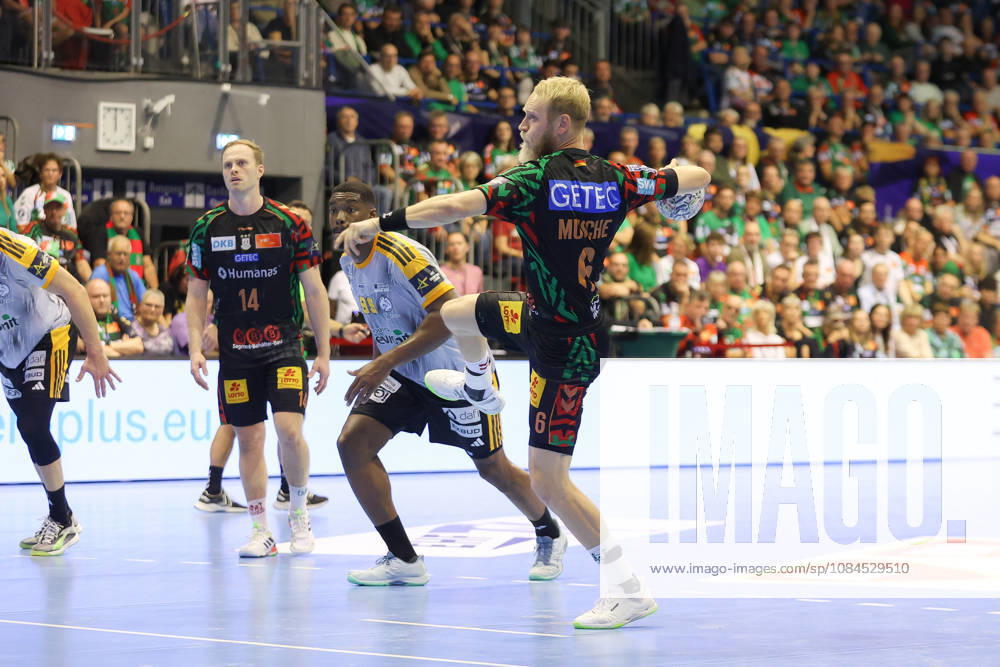 Handball Champions Legaue, SC Magdeburg - Industria Kielce, v.l. Matthias Musche (Magdeburg, 6) wirft Tor, Torschuetze, erzielt Tor, Treffer, scores the goal Siebenmeter Magdeburg