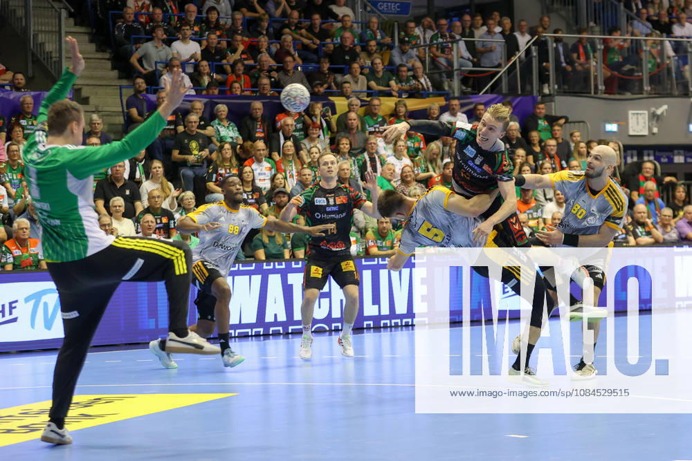 Handball Champions Legaue, SC Magdeburg - Industria Kielce, v.l. Gisli Thorgeir Kristjansson (Magdeburg, 10) wirft Tor, Torschuetze, erzielt Tor, Treffer, scores the goal Magdeburg