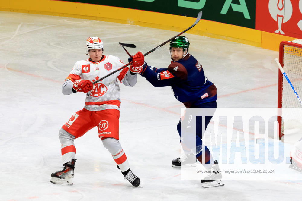 DEU, GER, Eishockey, Champions League, Saison 2026 27, Berlin, Eisbaeren Berlin vs. Klagenfurther AC Adam Smith ( Eisbaeren Berlin 4 )., David Waschnig ( Klagenfurth 19 ) nordphoto GmbH Engler Stadt Wellblechpalast Bundesland Land