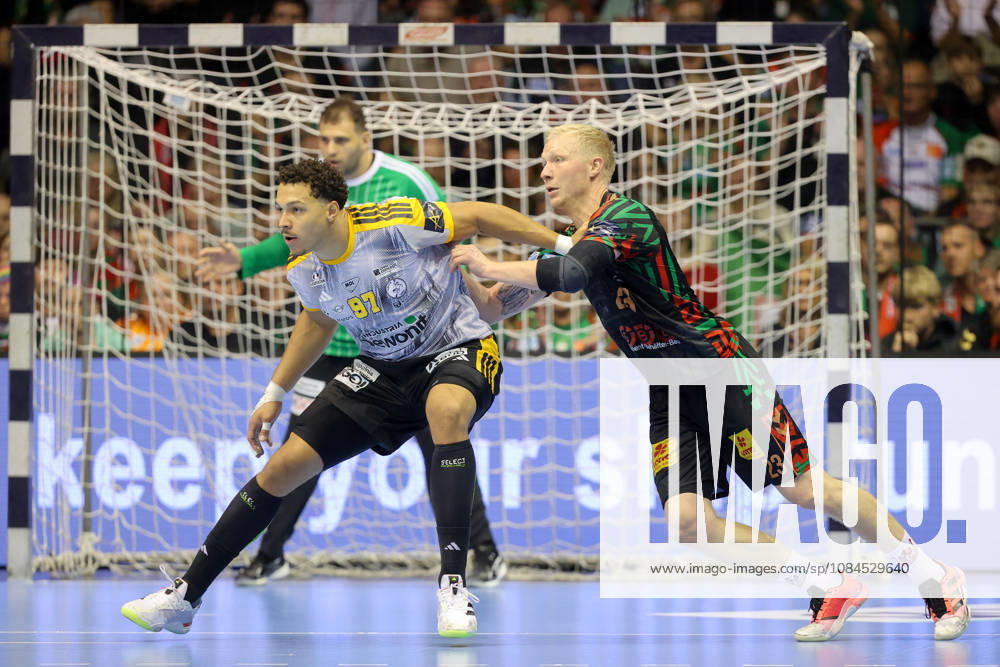 Handball Champions Legaue, SC Magdeburg - Industria Kielce, v.l. Theo Monar (Kielce, 97), Magnus Saugstrup (Magdeburg, 23) Zweikampf, Duell, Kampf, tackle Magdeburg