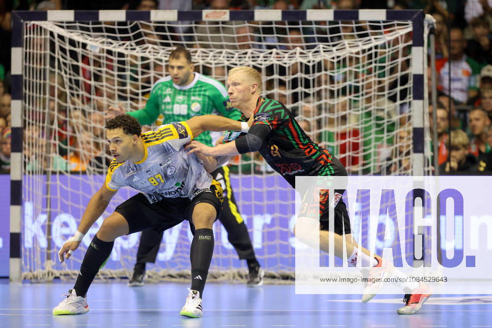 Handball Champions Legaue, SC Magdeburg - Industria Kielce, v.l. Theo Monar (Kielce, 97), Magnus Saugstrup (Magdeburg, 23) Zweikampf, Duell, Kampf, tackle Magdeburg