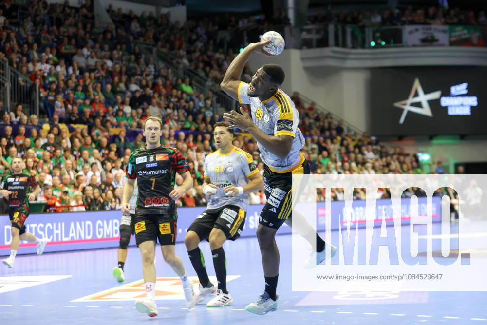 Handball Champions Legaue, SC Magdeburg - Industria Kielce, v.l. Dylan Nahi (Kielce, 99) wirft Tor, Torschuetze, erzielt Tor, Treffer, scores the goal Magdeburg