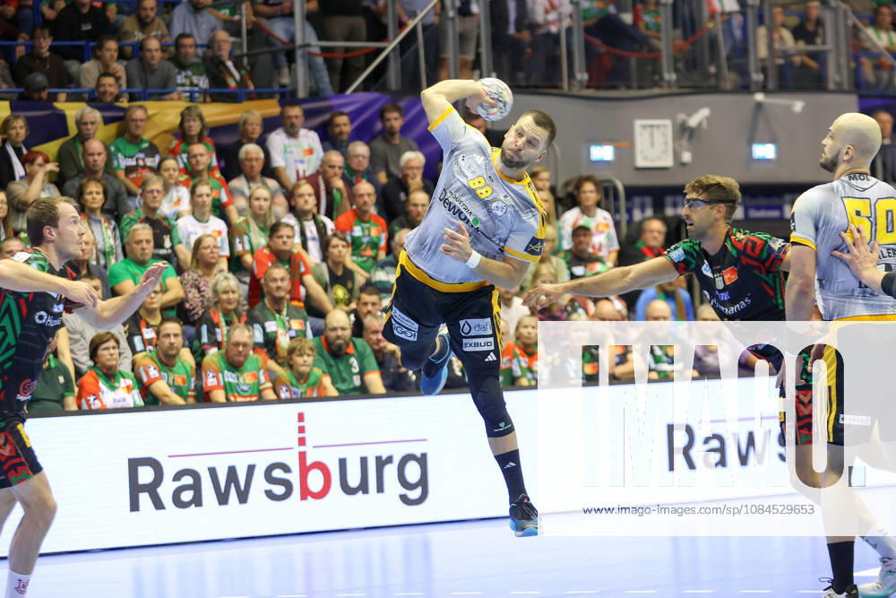 Handball Champions Legaue, SC Magdeburg - Industria Kielce, v.l. Aleks Vlah (Kielce, 88) wirft Tor, Torschuetze, erzielt Tor, Treffer, scores the goal Magdeburg