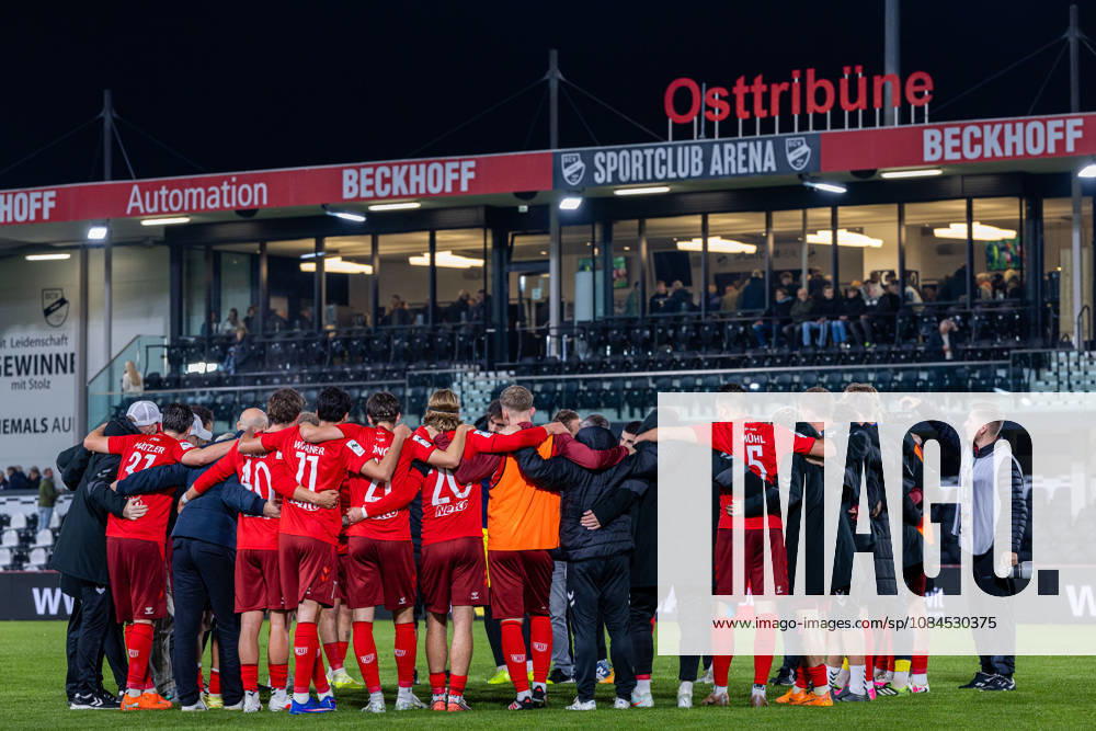 Die Spieler von SSV Jahn Regensburg stehen im Kreis zusammen GER, SC Verl vs. SSV Jahn Regensburg, Fussball, 3. Liga, 9. Spieltag, Spielzeit 2026 2027, 14.10.2026 DFL Regulations prohibit any use of photographers as image sequences and or quasi-video. GER, SC Verl vs. SSV Jahn Regensburg, Fussball, 3. Liga, 9. Spieltag, Spielzeit 2026 2027, 14.10.2026 Verl