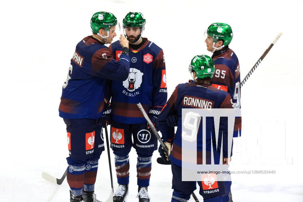 DEU, GER, Eishockey, Champions League, Saison 2026 27, Berlin, Eisbaeren Berlin vs. Klagenfurther AC Eisbaeren-Spielerkreis, Kai Wissmann ( Eisbaeren Berlin 6 ), Liam Kirk ( Eisbaeren Berlin 94 ) Ty Ronning ( Eisbaeren Berlin 9 ), Frederik Tiffels ( Eisbaeren Berlin 95 ) nordphoto GmbH Engler Stadt Wellblechpalast Bundesland Land