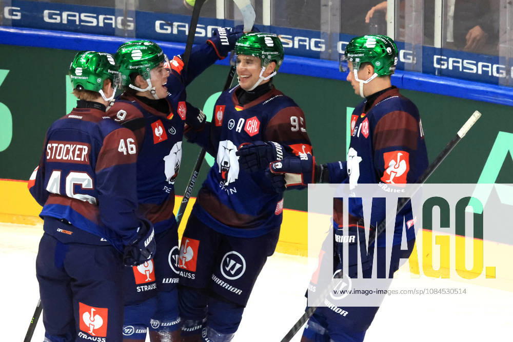 DEU, GER, Eishockey, Champions League, Saison 2026 27, Berlin, Eisbaeren Berlin vs. Klagenfurther AC 2:0 durch Ty Ronning ( Eisbaeren Berlin 9 ), Eisbaeren-Spielerkreis, Jubel, jubelt, Freude, Glueck, gluecklich, positive Emotionen, nordphoto GmbH Engler Stadt Wellblechpalast Bundesland Land