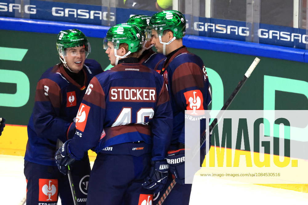 DEU, GER, Eishockey, Champions League, Saison 2026 27, Berlin, Eisbaeren Berlin vs. Klagenfurther AC 2:0 durch Ty Ronning ( Eisbaeren Berlin 9 ), Eisbaeren-Spielerkreis, Jubel, jubelt, Freude, Glueck, gluecklich, positive Emotionen, nordphoto GmbH Engler Stadt Wellblechpalast Bundesland Land