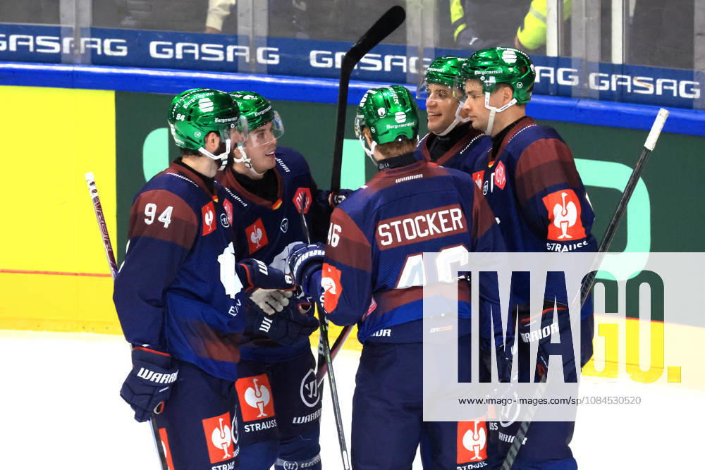 DEU, GER, Eishockey, Champions League, Saison 2026 27, Berlin, Eisbaeren Berlin vs. Klagenfurther AC 2:0 durch Ty Ronning ( Eisbaeren Berlin 9 ), Eisbaeren-Spielerkreis, Jubel, jubelt, Freude, Glueck, gluecklich, positive Emotionen, nordphoto GmbH Engler Stadt Wellblechpalast Bundesland Land