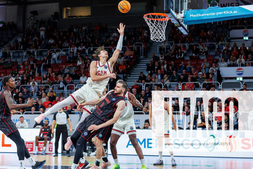 Will Falk (UCAM Murcia, 13), Daniel Keppeler (BMA365 Bamberg Baskets, 31), BMA365 Bamberg Baskets vs. UCAM Murcia, Basketball, Basketball Champions League, 3. Spieltag, 14.10.2026 BMA365 Bamberg Baskets vs. UCAM Murcia, Basketball, Basketball Champions League, 3. Spieltag, 14.10.2026 Bamberg
