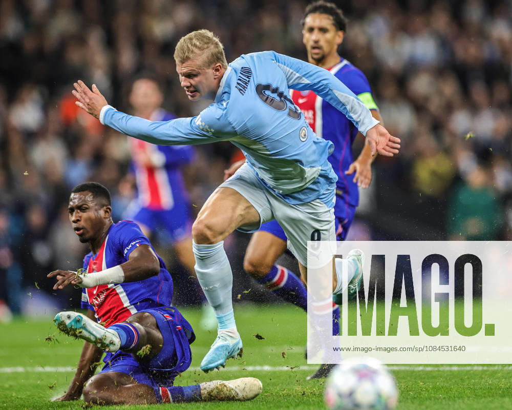 UEFA Champions League Matchday 2 of 8 Manchester City v Paris Saint-Germain Erling Haaland of Manchester City is slide tackled by William Pacho of Paris Saint-Germain during the UEFA Champions League Matchday 2 of 8 match Manchester City vs Paris Saint-Germain at City of Manchester Stadium, Manchester, United Kingdom on 14 October 2026 (Photo by Mark Cosgrove News Images) Manchester City of Manchester Stadium Greater Manchester United, ManU Kingdom