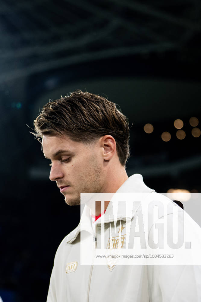 Champions League, 2. Spieltag, Å K Slovan Bratislava vs. VfB Stuttgart im Å tadion TehelnÃ pole NarodnÃ½ futbalovÃ½ Å¡tadion Ramon Hendriks (VfB) einlaufen WICHTIGER HINWEIS: Gemäß den Vorgaben des DFB und der DFL ist es untersagt, in dem Stadion und oder vom Spiel angefertigte Fotoaufnahmen in Form von Sequenzbildern und oder videoähnlichen Fotostrecken zu verwerten bzw. verwerten zu lassen.